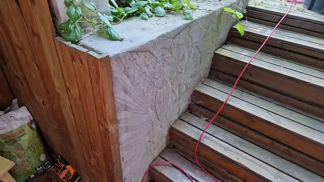 Fractals on concrete wall