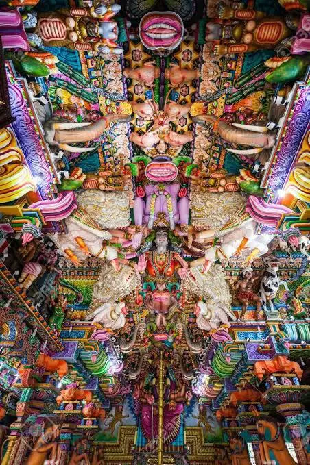 The ceiling of this temple is a DMT tunnel