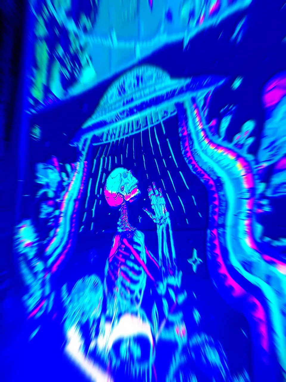 Looking at my tapestry peaking on 1.5 grams of Golden Teacher shrooms