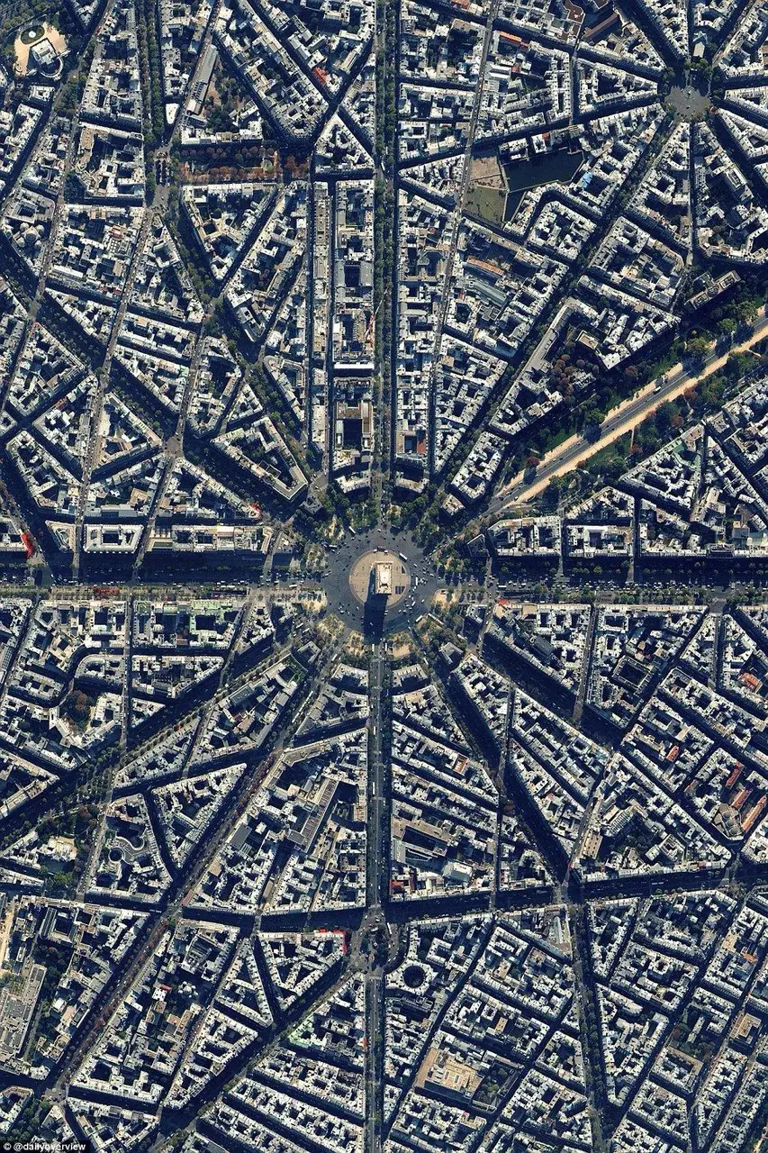 Paris from the sky looks almost identical to the "ancient" patterns I see on high-dose LSD+2C-B trips.